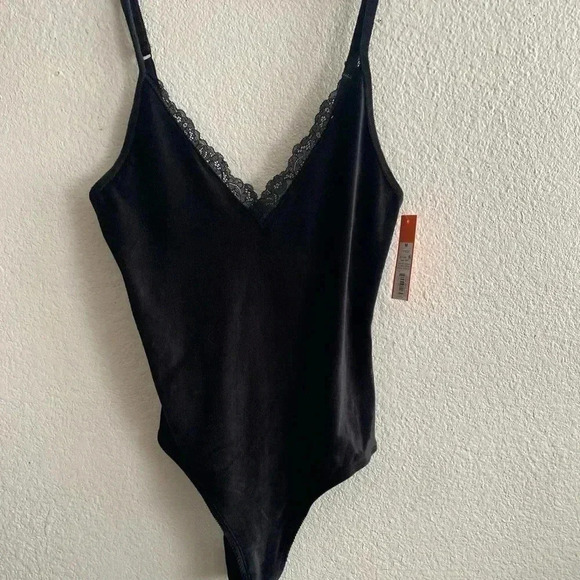🆕 Colsie Velvet/Ribbed Body Suit 🆕 - Picture 3 of 12